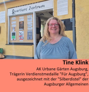 Porträt von Tine Klink vor dem Quartierszentrum. Bildunterschrift: „Tine Klink, AK Urbane Gärten Augsburg, Trägerin Verdienstmedaille ‚Für Augsburg‘, ausgezeichnet mit der ‚Silberdistel‘ der Augsburger Allgemeinen“