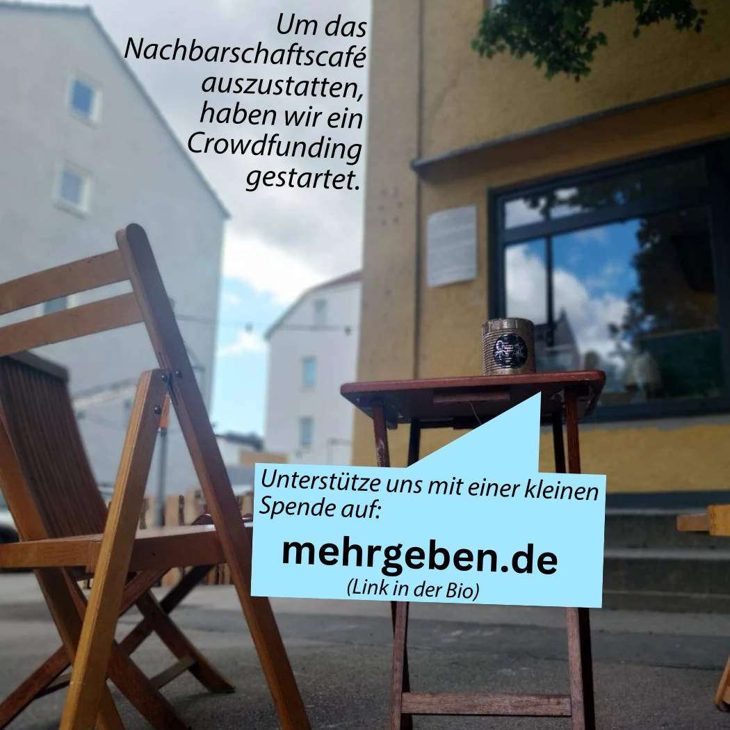 Stühle und Tisch vor dem Quartierszentrum mit Text: „Um das Nachbarschaftscafé auszustatten, haben wir ein Crowdfunding gestartet“ – Spendenaufruf auf mehrgeben.de