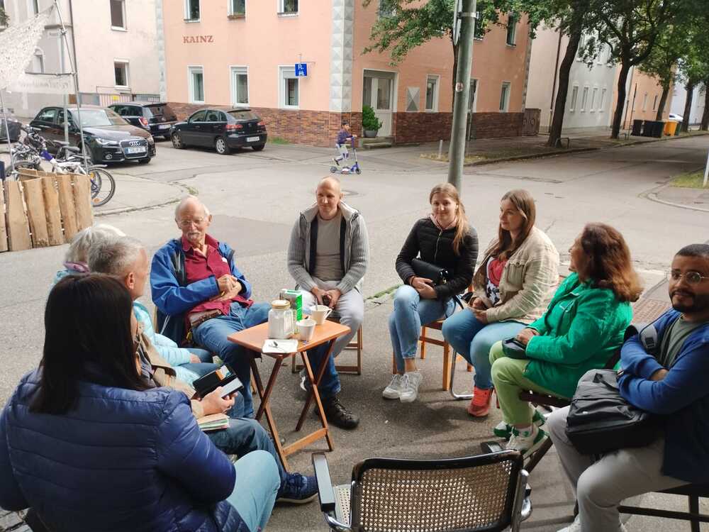 Der gleiche Stuhlkreis, aber von der anderen Seite Richtung Kreuzung.